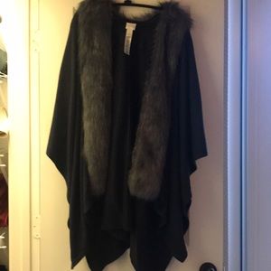 Cape with faux fur collar